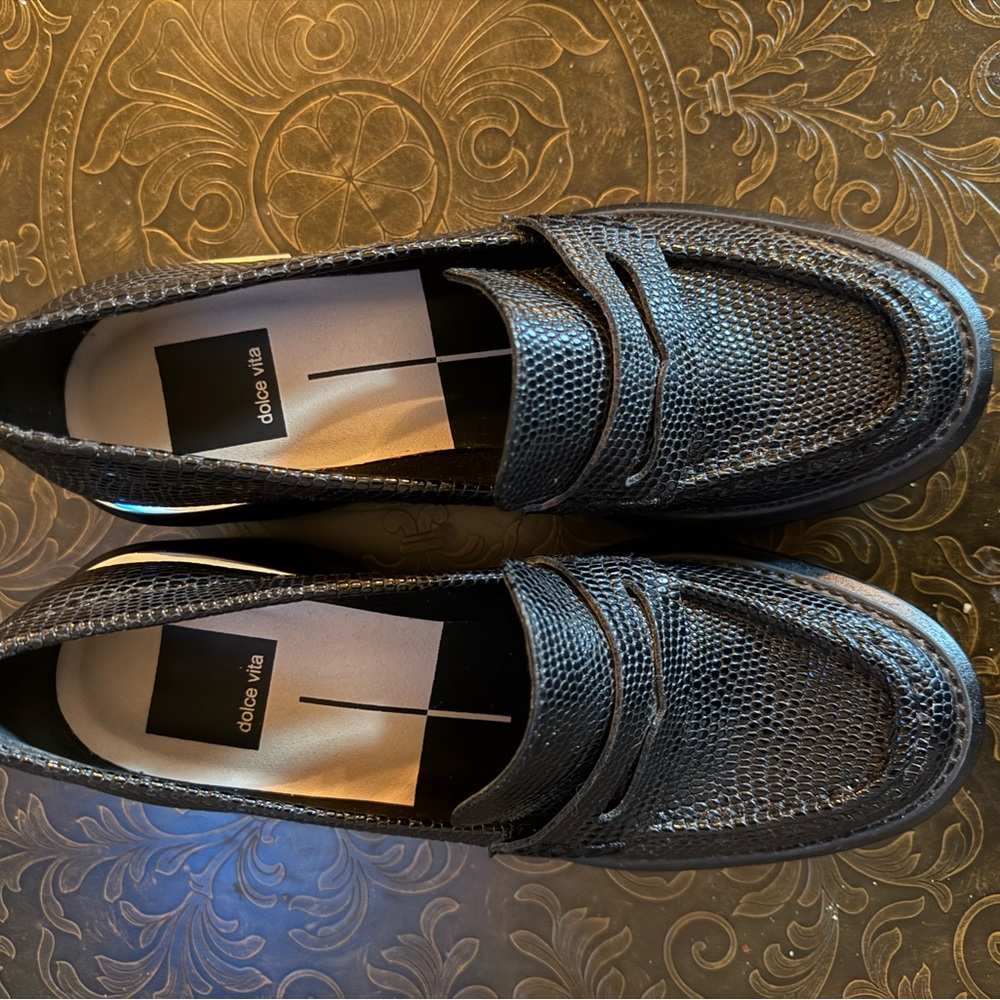 Black Textured platform Women's Loafers (don’t know size assuming 6 or 6 /2) - Picture 6 of 12